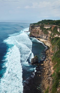 Denizin üzerinde uçurum. 