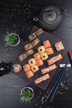 Suşi Seti sashimi ve suşi rulo servis