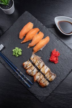 Suşi Seti sashimi ve suşi rulo servis