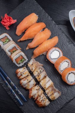 Suşi Seti sashimi ve suşi rulo servis