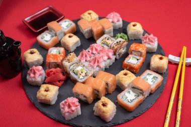 Suşi Seti sashimi ve suşi rulo servis