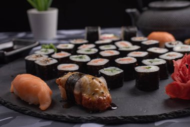 Suşi Seti sashimi ve suşi rulo servis