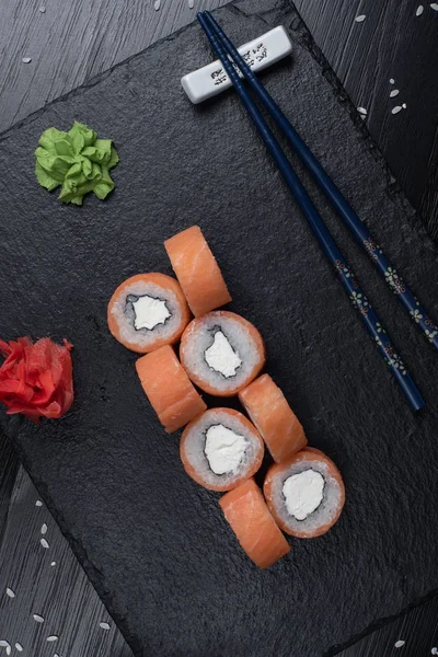 Sushi-set Sashimi en sushi-broodjes geserveerd Rechtenvrije Stockfoto's