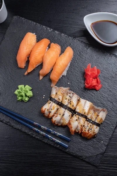 Sushi-set Sashimi en sushi-broodjes geserveerd Stockfoto