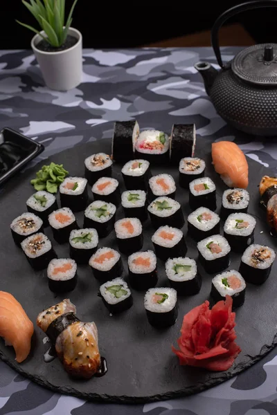 Sushi-set Sashimi en sushi-broodjes geserveerd Stockafbeelding