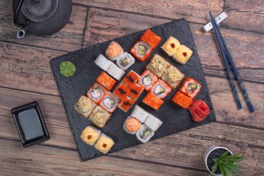 Suşi Seti sashimi ve suşi rulo servis