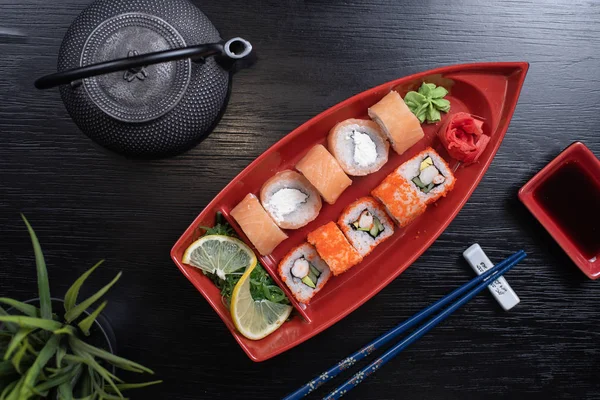 Sushi set sashimi és sushi tekercs szolgált — Stock Fotó