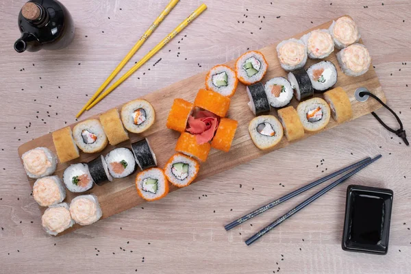 Sushi Set sashimi e panini di sushi serviti — Foto Stock