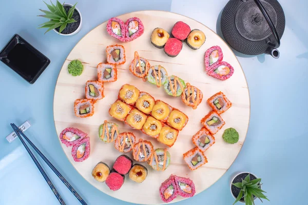 Sushi-set Sashimi en sushi-broodjes geserveerd Rechtenvrije Stockfoto's