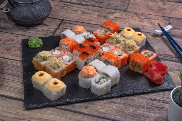 Sushi-set Sashimi en sushi-broodjes geserveerd Stockafbeelding