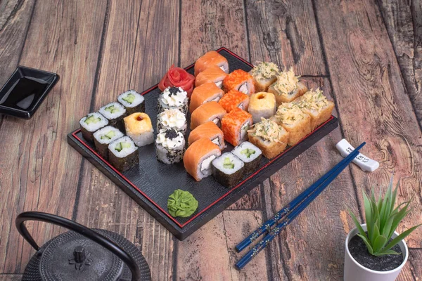 Sushi-set Sashimi en sushi-broodjes geserveerd Rechtenvrije Stockafbeeldingen