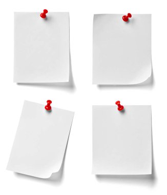 beyaz zemin üzerine kırmızı bir iğneye çeşitli not kağıdına topluluğu. her biri ayrı ayrı vurulur