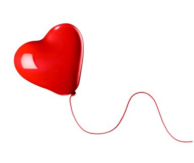 beyaz zemin üzerine kırmızı balon kalp şeklinin yakın çekim