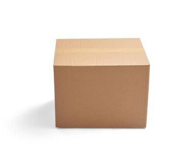 Beyaz arkaplanda bir karton kutuyu kapat