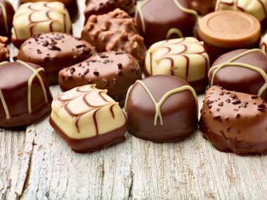 ahşap zemin üzerine çikolatalı pralin, yakın çekim