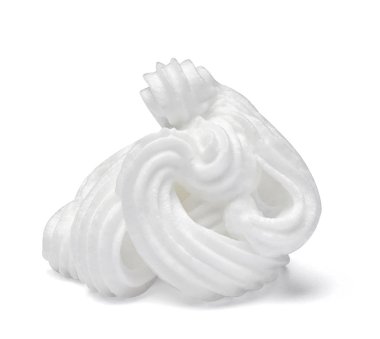 Beyaz arka plan üzerinde beyaz krem şanti yakın çekim