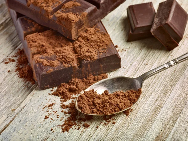 Close Van Stukjes Chocolade Houten Ondergrond — Stockfoto