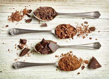 Tahta arka planda çikolata parçalarını kapat