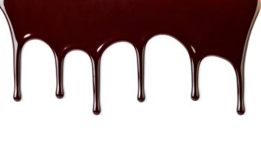 çikolata şurubu beyaz arka plan üzerinde sızıntı yakın çekim