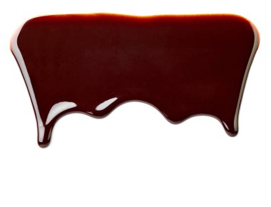 çikolata şurubu beyaz arka plan üzerinde sızıntı yakın çekim