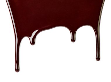 çikolata şurubu beyaz arka plan üzerinde sızıntı yakın çekim