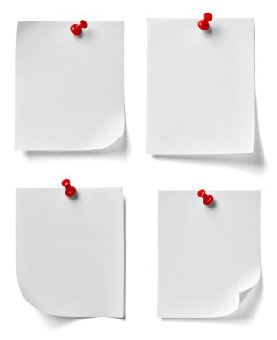 beyaz zemin üzerine kırmızı bir iğneye çeşitli not kağıdına topluluğu. her biri ayrı ayrı vurulur