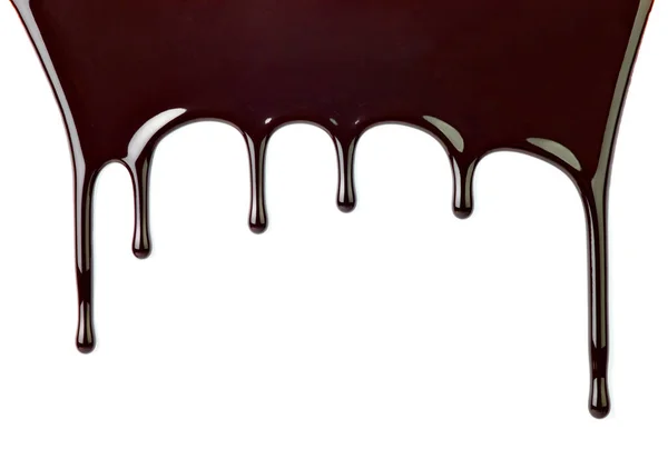 Закрытие Шоколадного Сиропа Протекающего Белом Фоне — стоковое фото