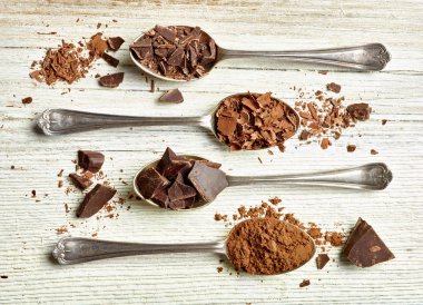 Tahta arka planda çikolata parçalarını kapat