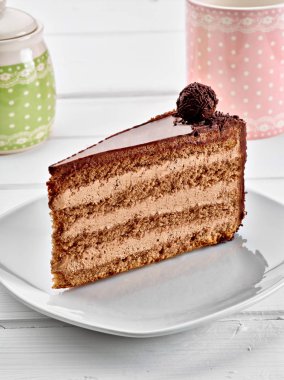 Çikolatalı kekin kapağını kapat.