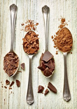 Tahta arka planda çikolata parçalarını kapat