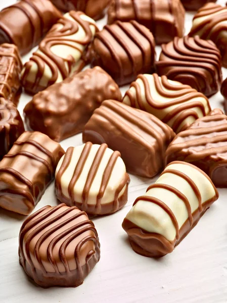 Primer Plano Praliné Chocolate Sobre Fondo Madera —  Fotos de Stock