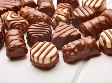 ahşap zemin üzerine çikolatalı pralin, yakın çekim