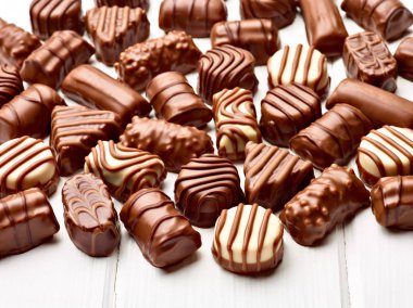 ahşap zemin üzerine çikolatalı pralin, yakın çekim