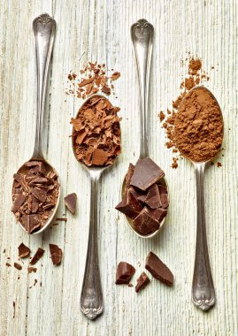 Tahta arka planda çikolata parçalarını kapat