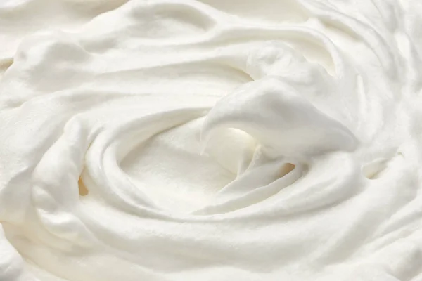Primer Plano Una Crema Blanca Batida Agria Sobre Fondo Blanco — Foto de Stock
