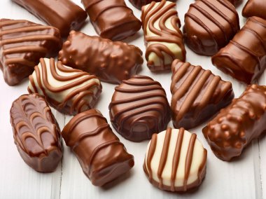 ahşap zemin üzerine çikolatalı pralin, yakın çekim