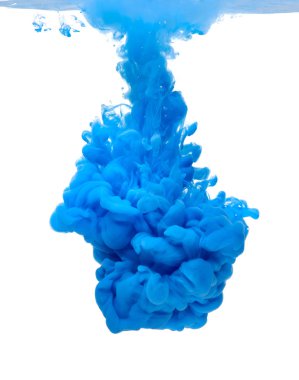 Suyun içine dökülen mavi renk boya.