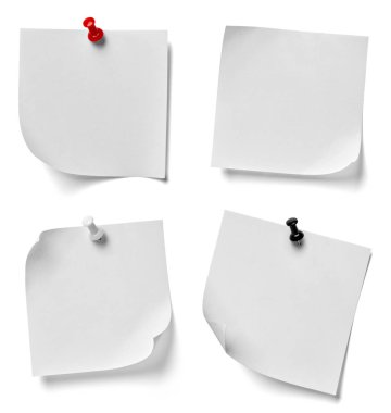 beyaz zemin üzerine kırmızı bir iğneye çeşitli not kağıdına topluluğu. her biri ayrı ayrı vurulur