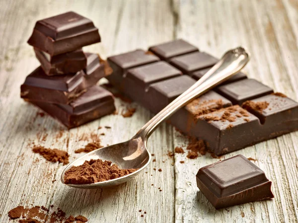 Close Pedaços Chocolate Fundo Madeira — Fotografia de Stock