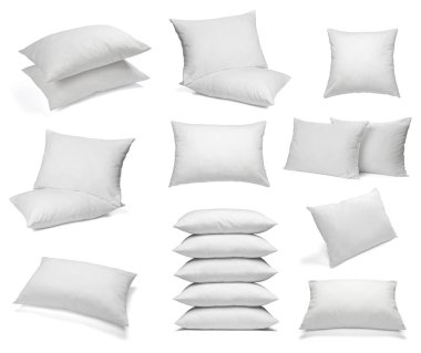 Beyaz arka plan üzerinde çeşitli beyaz yastıklar topluluğu. her biri ayrı ayrı vurulur