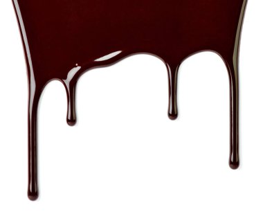 çikolata şurubu beyaz arka plan üzerinde sızıntı yakın çekim