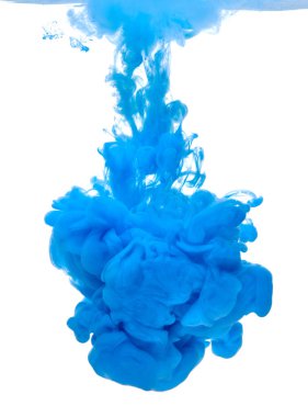 Suyun içine dökülen mavi renk boya.