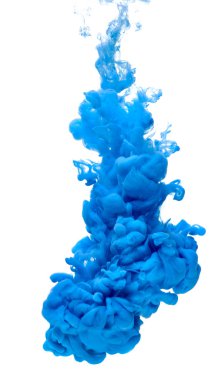 Suyun içine dökülen mavi renk boya.