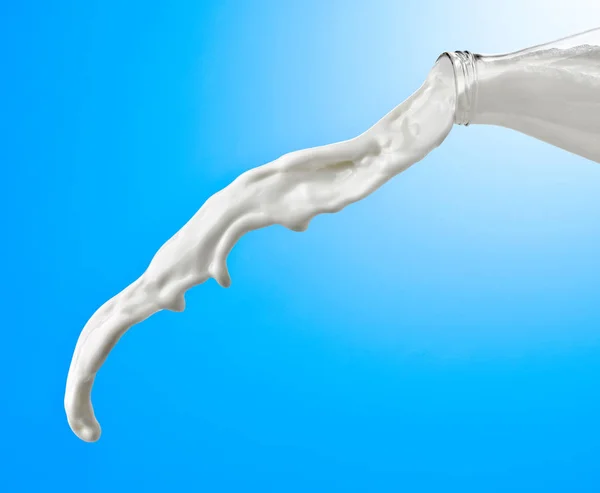 Bir Süt Şişesi Splash Beyaz Arka Plan Üzerinde Kapat — Stok fotoğraf