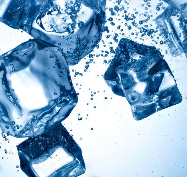 Beyaz arkaplanda buz küpleri