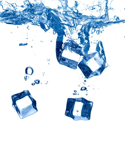 Splash kostki lodu w zimnej wody — Zdjęcie stockowe