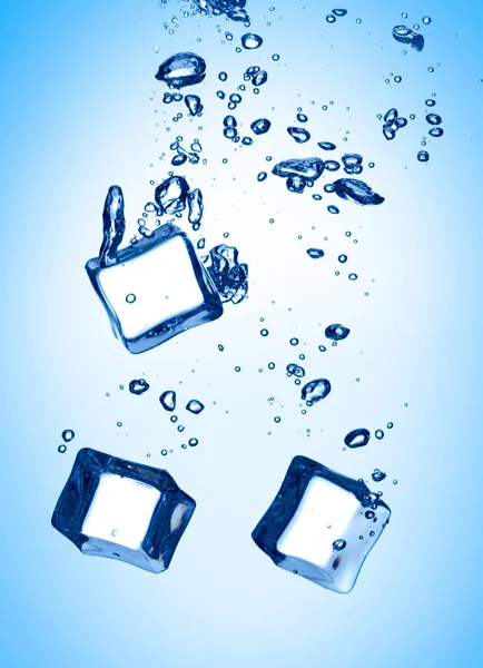 물 냉에 아이스 큐브 시작 — 스톡 사진