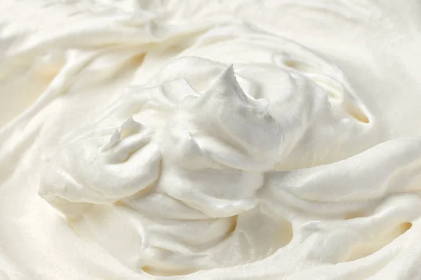 Felvert tejszín savanyú édes ételeket fehér — Stock Fotó