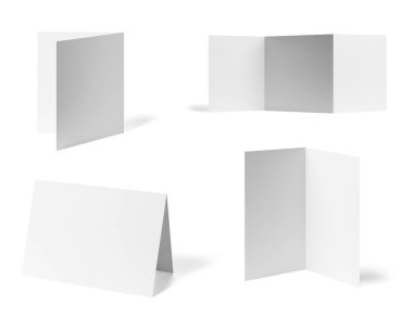 çeşitli boş broşür koleksiyonu ya da beyaz arkaplan üzerine bir masaüstü takvimi beyaz kağıt. Her biri ayrı ayrı çekiliyor.