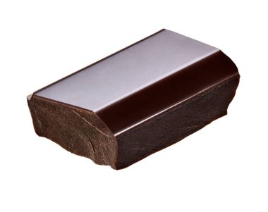 Beyaz arkaplana düşen çikolata parçalarını kapat